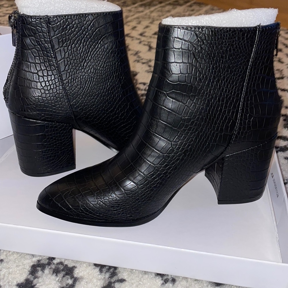 Croc look, leather booties